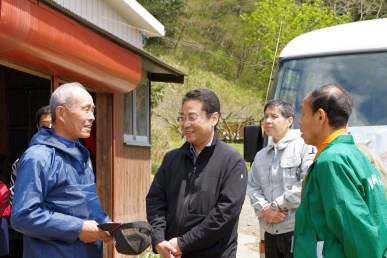 Rev. Shojun Okano (center)