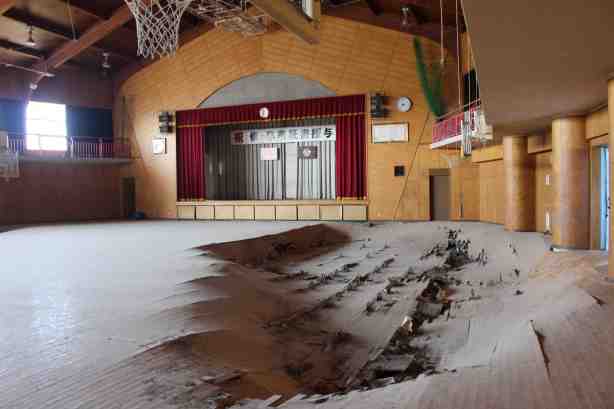 Namie school abandoned before the tsunami while practicing graduation ceremony 