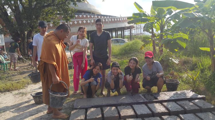 students make adobe mud bricks with Phra Sangkom