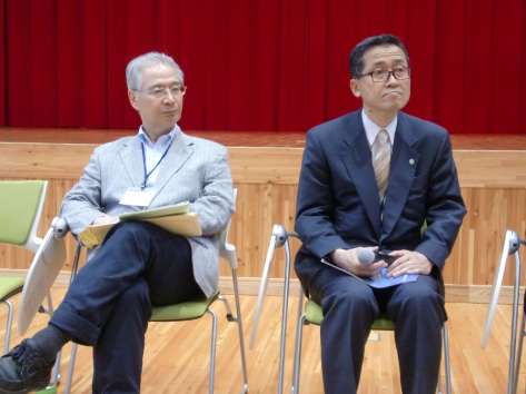 Yamaoka (right) with RSE Representative Dr. Makio Takemura, President of Toyo University