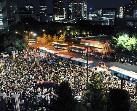 The Final Push Towards the Prime Minister's Residence (Satoru Semba Asahi Shimbun)